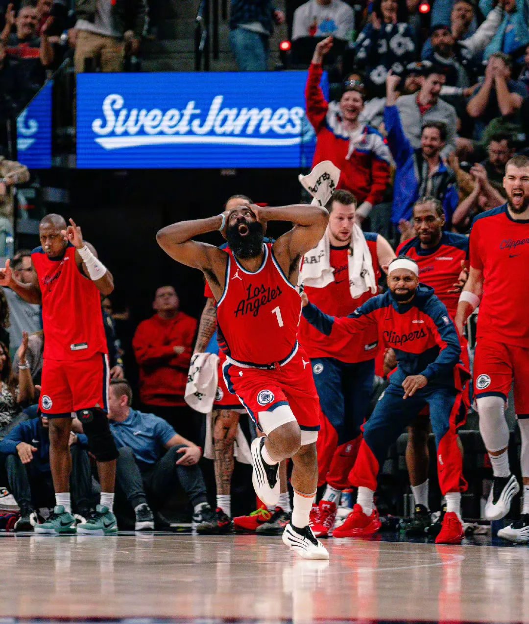 包含洛杉矶快船发布备战花絮，国际比赛日调整名单，法甲任务艰巨，团队化学反应显著的词条