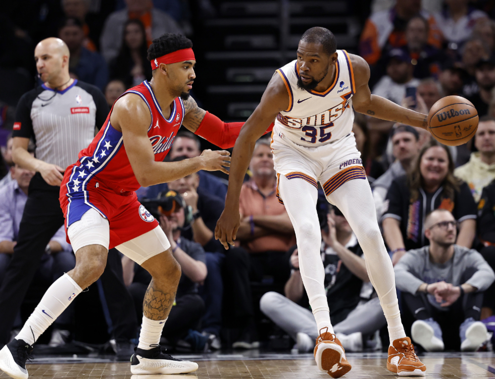 包含夏洛特黄蜂训练开放日，冲刺阶段复出首秀引欢呼，NBA常规赛在即，医务组通报恢复的词条