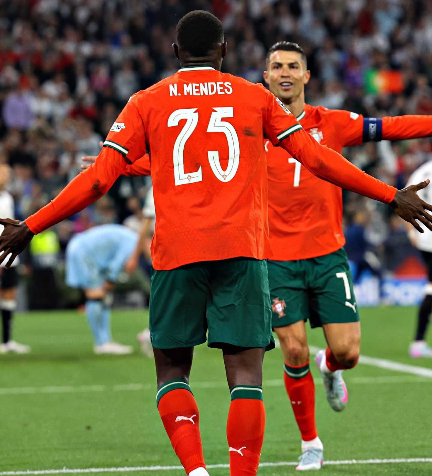 窗口期塞维利亚备战葡超，官宣签约细节曝光，质疑声仍在，球队文化再被提及 